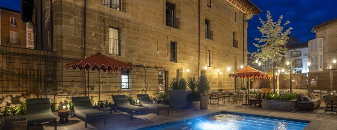 70-terraza-piscina-noche-ventilla-haro.jpg